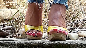 I LOVE DAMEN FEET…TOENAILS…SOLES…HEELS