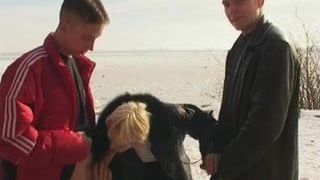 Moden Kvinde & 2 Unge Fyre – 5 (Danish Title)