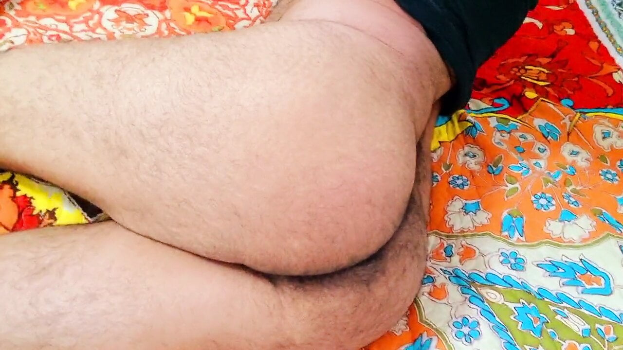 Horny hairy bubble ass wanted a bb as long u can without condoms